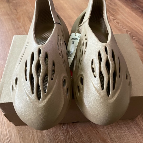 Yezzy Foam Runner Taupe Size 8 - Picture 7 of 8